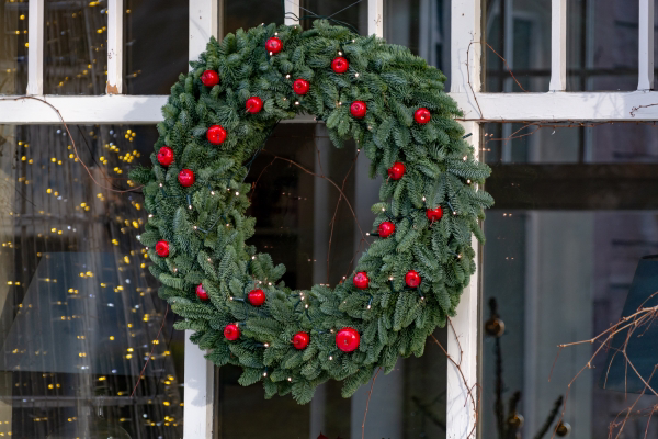 How to Hang Wreaths on Windows (New Guide)
